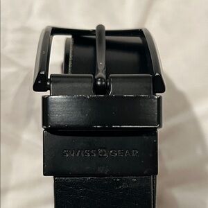 Swiss Gear Men’s Reversible Black-Brown Leather Belt. Size 36. Gun Metal Buckle.